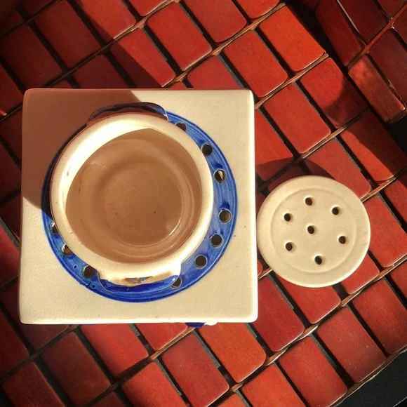 RARE, COUNTRY- COTTAGE STYLE WAX BURNER. Vintage. Blue and white pottery. - Picture 6 of 10